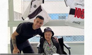 (GALERIA)¡Derlis González alegró a abuelita que cumplió 106 años!