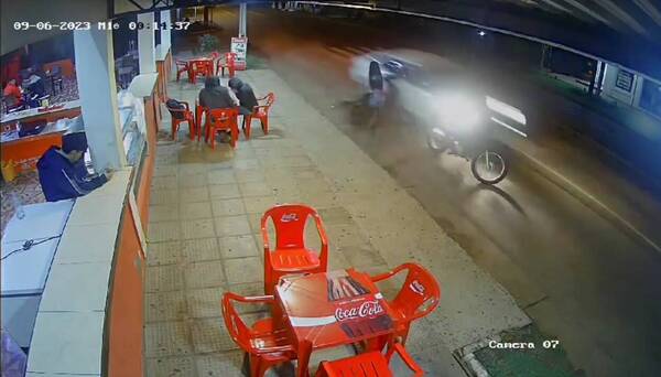 [VIDEO] Poli ka’ure chocó, destrozó una moto y casi causa una tragedia
