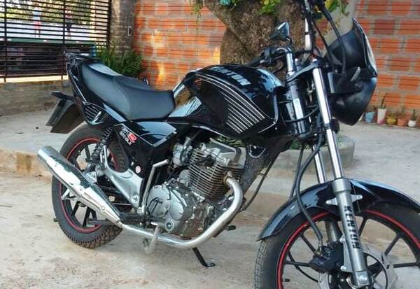 Robamotos asaltan a punta de revólver a motociclista en Luque •