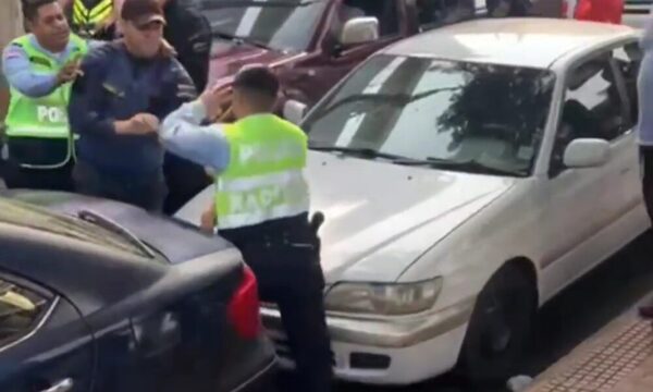 (VIDEO)Polis y PMT se agarraron a trompadas en plena calle