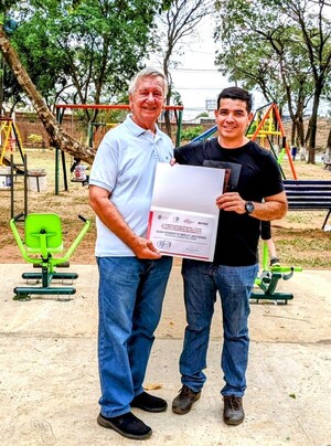 Reconocen mérito de vecino distinguido que con esfuerzo logró convertir un "ñu perô" en atractivo espacio público – La Mira Digital