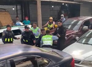Video: Agentes de PMT y de la Policía Nacional a los golpes en el Este  - ABC en el Este - ABC Color