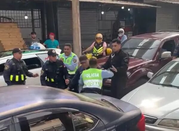 Video: Agentes de PMT y de la Policía Nacional a los golpes en el Este - ABC en el Este - ABC Color
