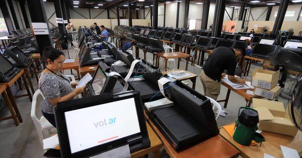 La Nación / Por falla informática cambian el 100% de los DVD de las máquinas de votación
