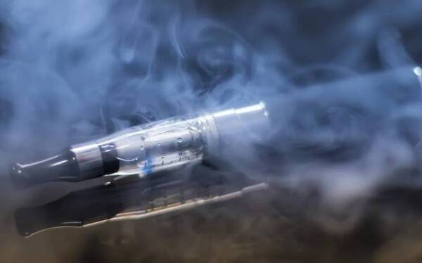 Diario HOY | Queda en ‘stand by’ prohíbe la venta de vapeadores a menores de edad