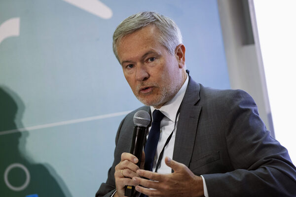 UE: Europa requiere doblar esfuerzos para instalar 32 Gw de energía eólica y cumplir metas - MarketData