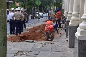 Tres contratistas de ANDE excavan desde ayer para cableado subterráneo en calle Palma - Economía - ABC Color