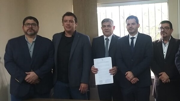 Compadre de Nano, nombrado en oficina de Salud