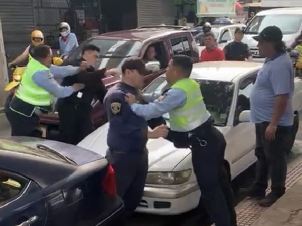 Turistas registraron una ridícula pelea entre policías en Ciudad del Este - La Tribuna