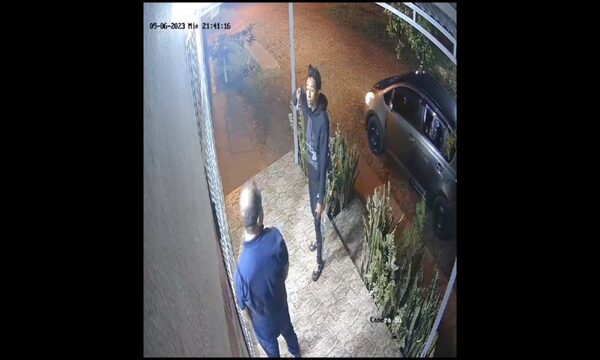 Motochorros roban automóvil