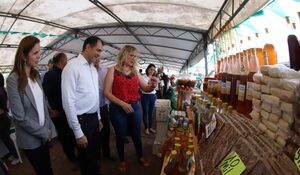Diario HOY | Campesinos ofertan sus productos en la Costanera