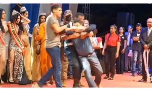 (VIDEO)Batalla campal en elección de Miss Guarambaré