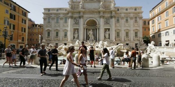Para frenar inseguridad, Italia penaría con cárcel a padres que no mandan hijos a la escuela