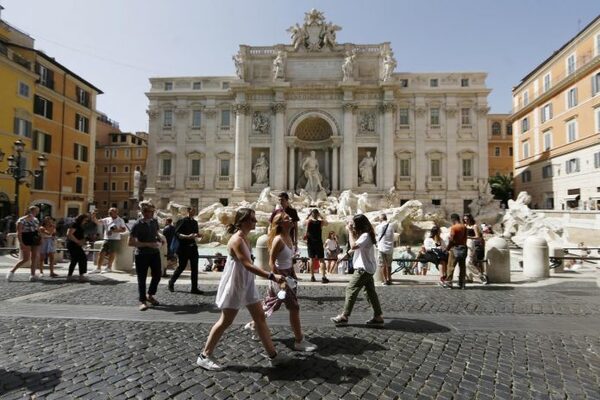 Para frenar inseguridad, Italia penaría con cárcel a padres que no mandan hijos a la escuela