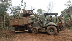 Militares realizan mejoras en tramo caminero de Horqueta ante entusiasmo de pequeños productores – La Mira Digital