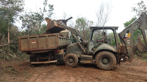 Militares realizan mejoras en tramo caminero de Horqueta ante entusiasmo de pequeños productores – La Mira Digital