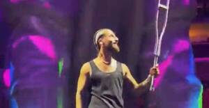 [VIDEO] ¡Le tiraron una muleta a Maluma en pleno show!