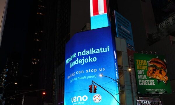 Primera vez que hay un mensaje en Guaraní en el Times Square alentando a la albirroja.
