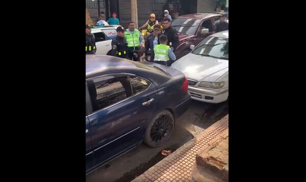 Diario HOY | VIDEO| Escándalo en el este: agentes de la Policía y la PMT a los puños