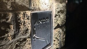 Estadounidense decora su casa con tapas de ANDE y ex Corposana