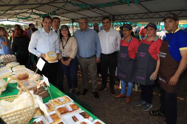 Familias del interior asistidas por el MAG ofertan sus productos durante feria capitalina - .::RADIO NACIONAL::.