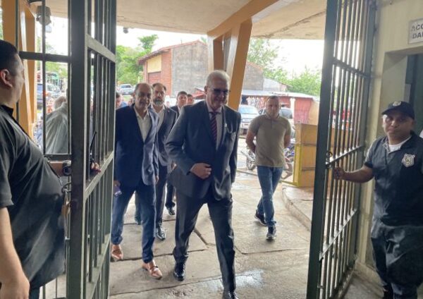 Reos hacen correr al ministro de Justicia de Tacumbú - El Trueno