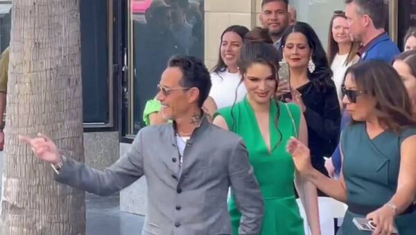 [VIDEO] Nadia Ferreira acompañó espléndida a Marc Anthony en un su día especial