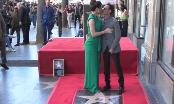 Nadia Ferreira acompañó a Marc Anthony a develar su estrella en el Paseo de la Fama