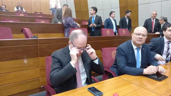 Diario HOY | Ministro explica motivo de reajuste salarial en el Ejecutivo