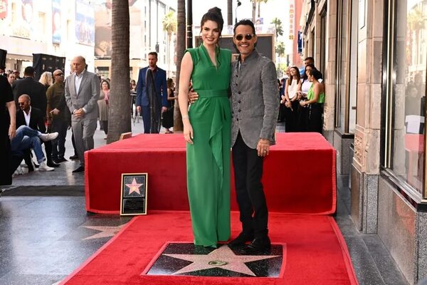Marc Anthony descubrió su estrella en el Paseo de la Fama acompañado de Nadia Ferreira - Gente - ABC Color