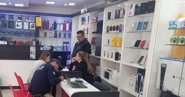 La Nación / Encarnación: allanan local de venta de electrónicos en el que habrían estafado a turista