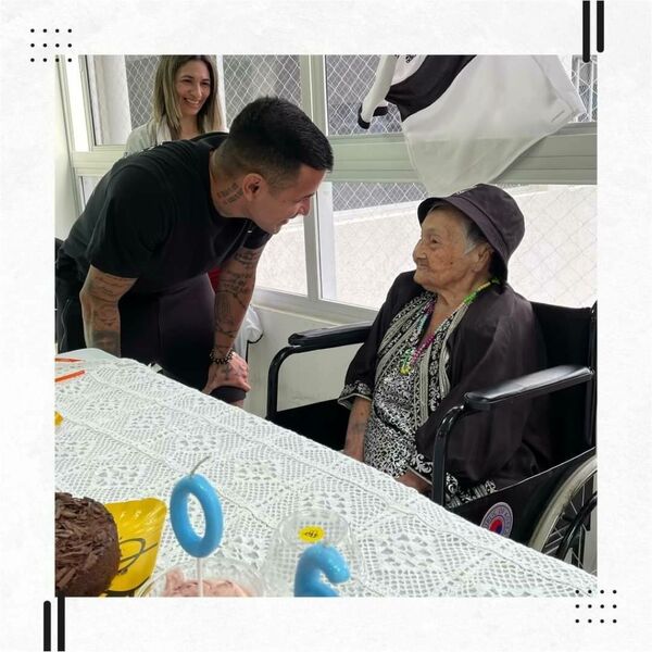¡Que genio! Derlis González sorprendió a su fanática que cumplió 106 años de edad