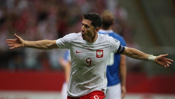 Un doblete de Lewandowski alivia a Polonia