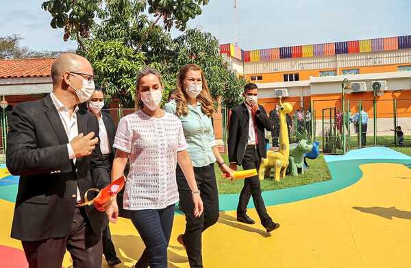 Primera Dama y Ministra de Salud visitaron el Hospital Pediátrico Niños de Acosta Ñu
