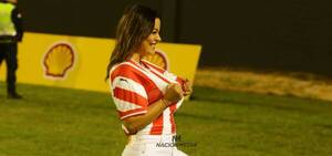 [GALERÍA] ¡Larissa Riquelme vuelve a la cancha, alentando a la albirró!
