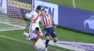 Versus / ¿Y el penal?: Dos polémicas manos en el área de Perú