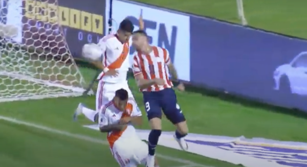 Versus / ¿Y el penal?: Dos polémicas manos en el área de Perú