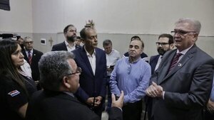 Barchini visita Tacumbú en medio de abucheos y silbidos de internos