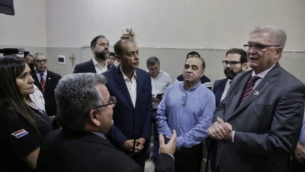 Barchini visita Tacumbú en medio de abucheos y silbidos de internos