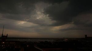 Fuerte temporal deja varias zonas sin energía eléctrica en Asunción y Central