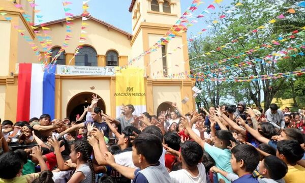 Tradicional vito de dinero causó furor entre los niños en Guarambaré