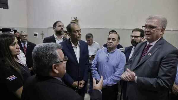 Barchini visita Tacumbú en medio de abucheos y silbidos de internos