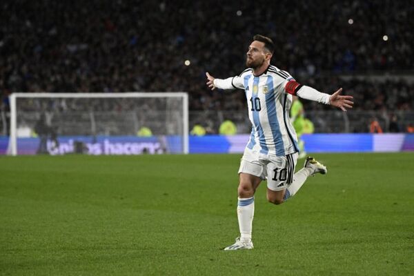 Argentina celebra ante Ecuador gracias a una genialidad de Messi