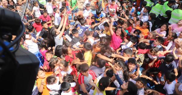 La Nación / Tradicional vito de dinero causó furor entre los niños