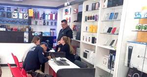La Nación / Allanan comercio de venta de electrónicos