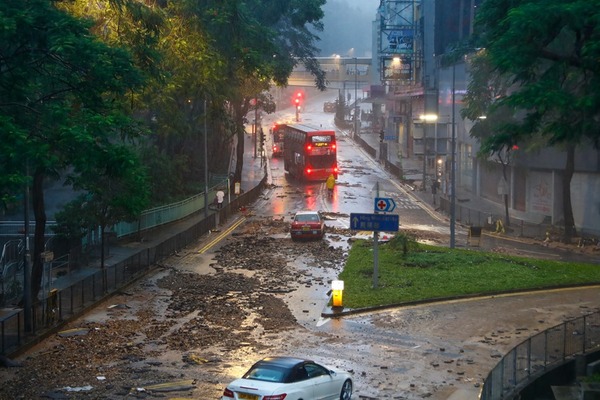 Un temporal sin precedentes en 140 años causa graves inundaciones en Hong Kong