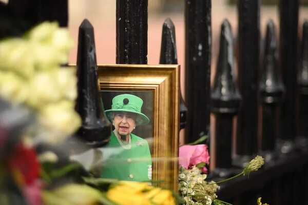 Inglaterra: Carlos III y Camila recuerdan en privado el primer aniversario de la muerte de Isabel II - Mundo - ABC Color