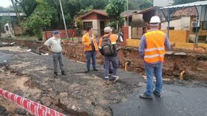Costanera Sur: tormentas dejaron enorme pozo en calle Schweizer - Nacionales - ABC Color
