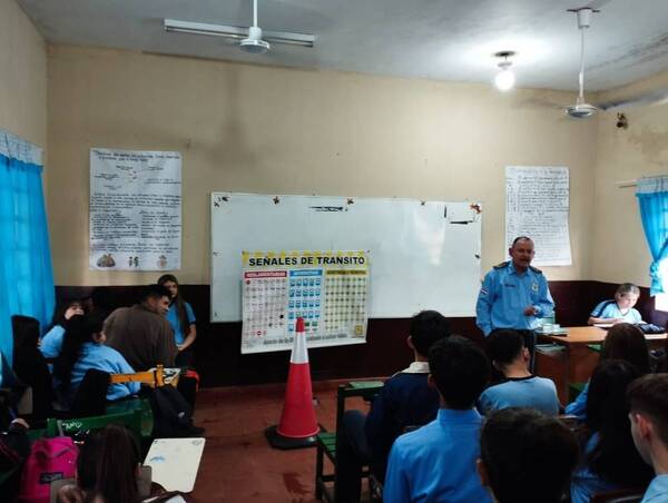 BRINDAN CAPACITACIÓN A ESTUDIANTES SOBRE REGLAS DE TRÁNSITO