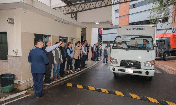 Parten con destino a 13 distritos los maletines y Máquinas de Votación
